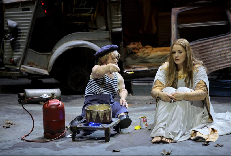 Lise debuts at Bayreuth as Elizabeth in Tannhäuser